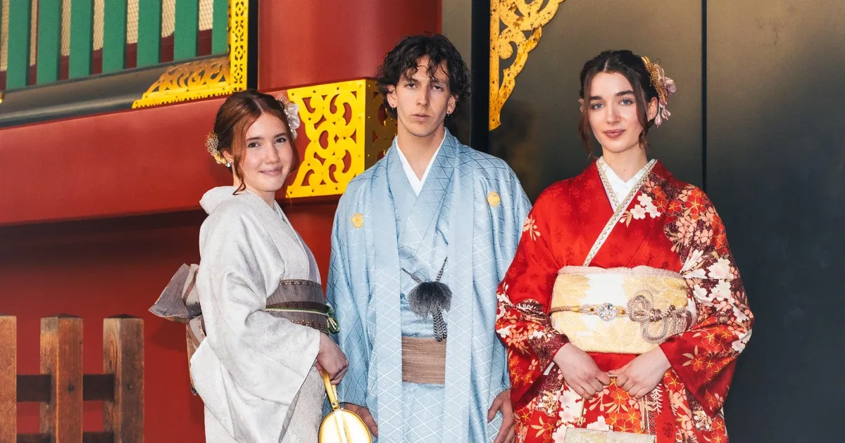 Three visitors in kimono at a red temple gate at Senso-ji in Asakusa, on a kimono photoshoot in Tokyo